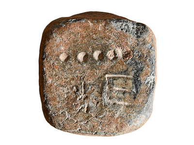 משקולת עופרת רומית בסביבות מאה 4 לספירה עם אות E (ו "כי רו" - כריסטוגרם ?). משקל 36.53 גרם 