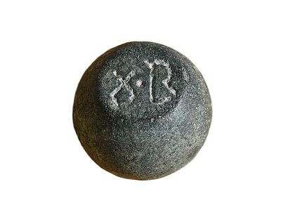 משקולת ברונזה ביזנטית 2 אונקיות מאות 5-7 לספירה עם האות "ע" שהייתה מסמלת את השקל בתקופת ברזל 