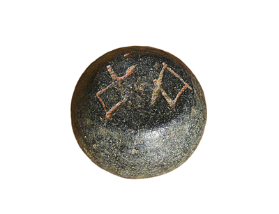 משקולת ברונזה ביזנטית אונקיה 1, מאות 5-7 לספירה עם האות "ע" שהייתה מסמלת את השקל בתקופת ברזל 