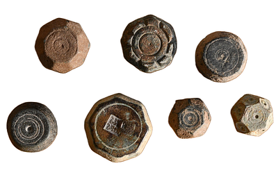 קבוצה של 7 משקולות ברונזה מתקופה ביזנטית - איסלמית. תיאור טיפוס הפריט :