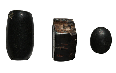 קבוצה של 3 חפצים מאבן המטיט. מאות ה־20–15 לפנה״ס. משקל גרם, קוטר מ"מ. תיאור טיפוס הפריט :