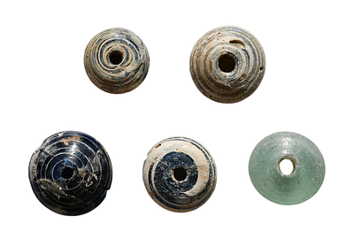 קבוצה של 5 משקולת טוויה מזכוכית, מאלף הראשון לספירה. תיאור טיפוס הפריט : 
מצב: 3 שלמים, 2 מתוקנים.