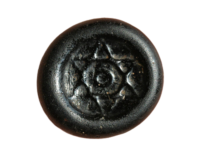 משקולת זכוכית אסלאמית / ימי בניים, עם מגן דוד, תקופה ממלוכית - עות'מאנית. משקל 3.07 גרם, קוטר 