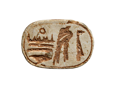 חיקוי לא מזוהה של חותם חרפושית, סטיאטיט, ראה סגנון מקביל בקישור. אורך 17 מ"מ. תיאור טיפוס 