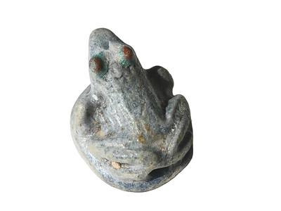 חותם מצרי מדהים מפאיאנס בצורת צפרדע עם חותם "עין הורוס" אלף הראשון לפנה״ס. גודל 14 מ"מ. תיאור 