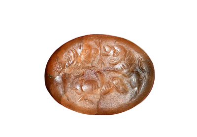 חותם סאסני קרנליאן (קרניול) גדול עם יצורים מיתולוגיים, מאות 2-4 לספירה. גודל 27 מ"מ. תיאור 