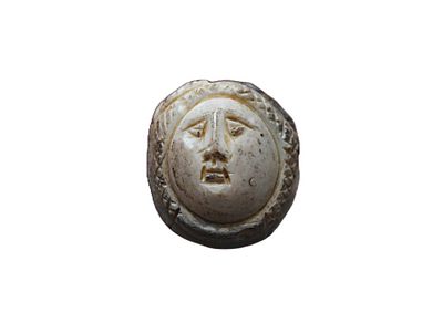 תקופה רומית מאות 1-3 לספירה. קמאו (שיבוץ) של מדוזה גורגונה. גודל 16 מ"מ. תיאור טיפוס הפריט :