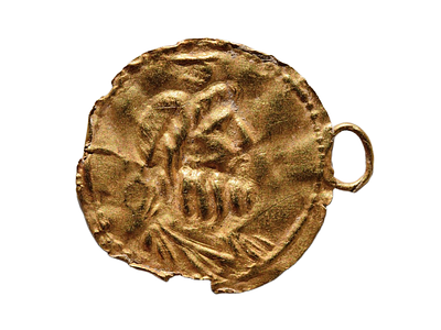 תליון, קמיע זהב מתקופה רומית של "סרפיס", מאות 1-3 לספירה. משקל 0.25 גרם, גודל 16 מ"מ. תיאור 