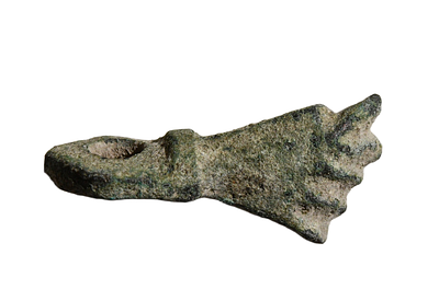 תליון קמיע ברונזה "מנוס פיקה", רומי לפוריות ומזל מאה 1-3 לספירה. גודל 22 מ"מ. תיאור טיפוס הפריט :