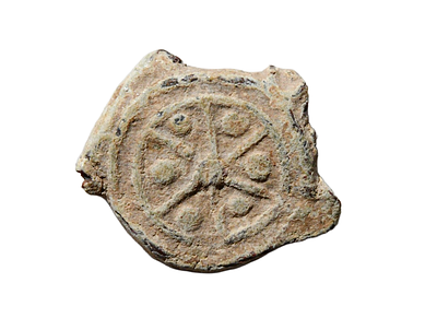 קמע עופרת (נגד עין הרע), מתקופה רומית / ביזנטית מאות 2-6 לספירה. גודל 13 מ"מ. תיאור טיפוס 