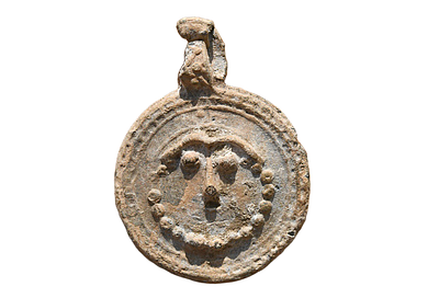 קמע / תליון עופרת מתקופה ביזנטית קדומה, בסביבות מאה 6 לספירה. קוטר 32 מ"מ. תיאור טיפוס הפריט :