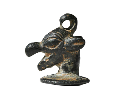 תליון גריפון (גריפין) ביזנטי מברונזה עשוי ממכסה או עיטור, מאות 5-7 לספירה. גובה 22 מ״מ, קוטר 16 