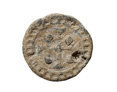 תליון / קמיע עופרת מימי בניים עשוי מאסימון / מטבע צלבני, מאות 11-13 לספירה. גודל 14 מ"מ. תיאור 