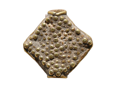 תקופת הברזל, כנעני / פיניקי — חרוז זהב מרובע עם עיטור גרנולה, המאות ה 12-8 לפנה״ס. משקל 1.78 