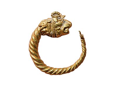 עגיל זהב יווני / הלניסטי עם ראש אריה, מאות 4-2 לפנה״ס. משקל 0.86 גרם, גודל 13 מ"מ. תיאור טיפוס 