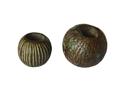 קבוצה של 2 חרוזים מברונזה, אימפריה העות'מאנית, מאות 16-19 לספירה. קוטר 18מ"מ; 14מ"מ. תיאור 