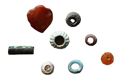 קבוצה של 8 חרוזים מחומרים ותקופות שונות. גודל 14 - 22 מ"מ. תיאור טיפוס הפריט :