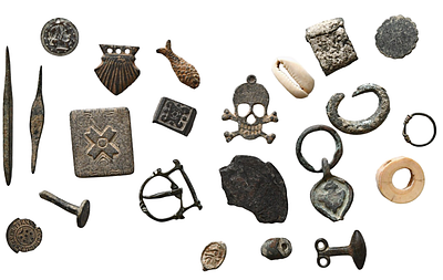 קבוצה של 22 חפצים מחומרים ותקופות שונות. תיאור טיפוס הפריט :