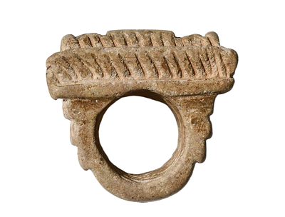 טבעת אבן פולחנית, בסגנון מונומנטלי, ככול הנראה בסביבות 2000 לפנה״ס. אורך 43 מ"מ; קוטר פנימי 