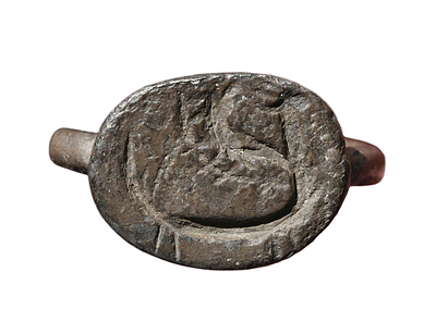 טבעת כסף ככול הנראה מן אלף הראשון לפני הספירה. קוטר פנימי בסביבות 18 מ"מ. תיאור טיפוס הפריט :