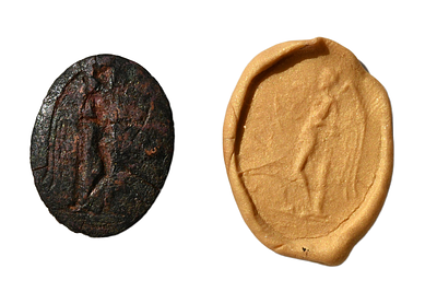 טבעת יוונית הלניסטית מברונזה עם ניקה עומדת, מאות 4-2 לפני הספירה. קוטר פנימי 28 מ"מ. תיאור 