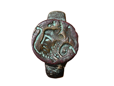 טבעת רומית מברונזה עם "פאן", מאות 1-4 לספירה. קוטר פנימי בסביבות 19 מ"מ. תיאור טיפוס הפריט :