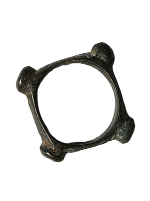 טבעת ברונזה נוצרית עם צלב מוסתר, ימי הבניים, מאות ה11-14 לספירה. קוטר פנימי בסביבות 20 מ"מ. תיאו 