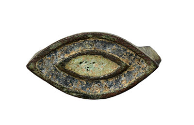 טבעת ברונזה של ימי הבניים עם עין (נגד עין הרע) עם שיבוץ זכוכית. קוטר פנימי בסביבות 18 מ"מ. תיאור 