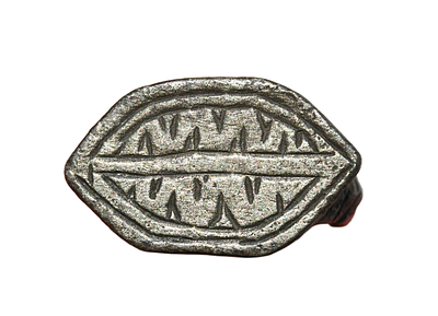 טבעת כסף של ימי הבניים עם עין (נגד עין הרע). קוטר פנימי בסביבות 16 מ"מ. תיאור טיפוס הפריט :