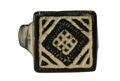 טבעת ברונזה של ימי הבניים עם עיטורים. קוטר פנימי בסביבות 18 מ"מ. תיאור טיפוס הפריט : 
כיפול 