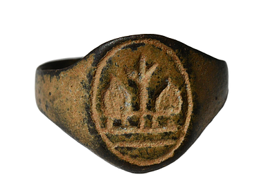 טבעת ברונזה מעניינת. קוטר פנימי בסביבות 19 מ"מ. תיאור טיפוס הפריט :