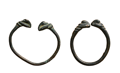 שתי צמידים ברונזה עם עיטור ברווזים (ברווזים מפנים את הראש לאחור) ! מתקופת הברזל מאות 8-6 לפני 