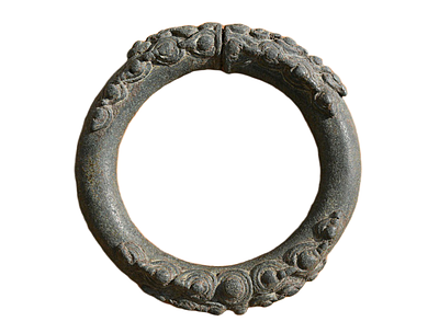 צמיד סיני מסיבי מברונזה , מעוטר ועם פטינה יפה. קוטר 91 מ"מ; משקל 300 גרם. תיאור טיפוס הפריט :