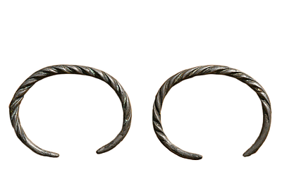 שתי צמידים כסף ימי בניים, מדגם “חבל”, תקופה ממלוכית - עות'מאנית. קוטר 64 מ"מ; 65 מ"מ. תיאור 