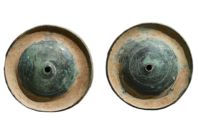 זוג מצלתיים ברונזה מתקופה רומית, מאות 1-3 לספירה. קוטר 47 מ"מ. תיאור טיפוס הפריט :