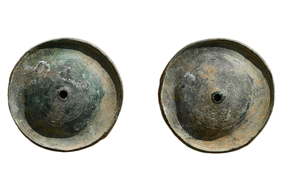 זוג מצלתיים ברונזה מתקופה רומית, מאות 1-3 לספירה. קוטר 50 מ"מ. תיאור טיפוס הפריט :