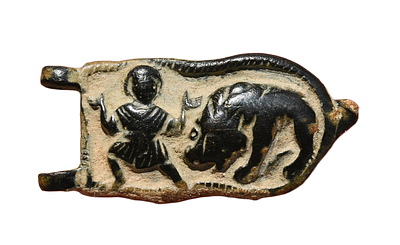 אבזם ברונזה עם דניאל בגוב האריות ! מתקופה רומית מאוחרת, בסביבות מאה 5 לספירה. גודל 37 מ"מ. תיאור 