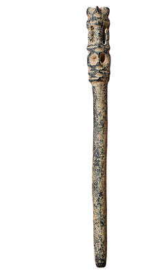 סיכה רומית מברונזה עם מזבח, מאות 1-3 לספירה. גודל 91 מ"מ. תיאור טיפוס הפריט :