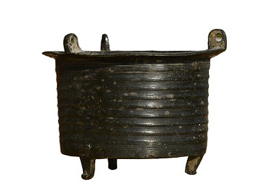 נר שמן ברונזה, ימי בניים, תקופה ממלוכית - עות'מאנית. קוטר 93 מ"מ. תיאור טיפוס הפריט :