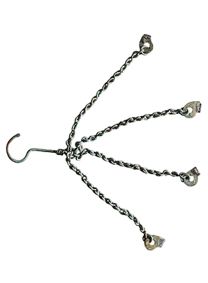 שרשרת ברונזה (כנראה של נר ברונזה), ימי בניים, תקופה ממלוכית - עות'מאנית. אורך 220 מ"מ. תיאור 