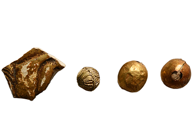 קבוצה של 4 חפצים מזהב / מצופי זהב. משקל כולל 8.79 גרם. תיאור טיפוס הפריט : 
חלקם עם סימני דבק.