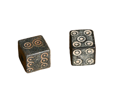 זוג קוביות משחק מברונזה מתקופה הרומית, המאות 1-5 לספירה. גודל 12/13 מ"מ. תיאור טיפוס הפריט :