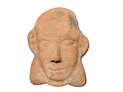 מסכת חרס כנענית, בסביבות מאה ה־12 לפנה״ס. גודל 125 מ"מ. תיאור טיפוס הפריט : 
עין שמאלית נוקה 