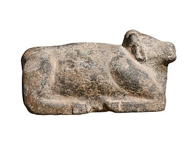 צלמית פר מסיבי מאבן בזלת, יש להניח מתקופת הברזל, המאה ה-12 עד ה-7 לפני הספירה. אנטוליה / הלבנט. 