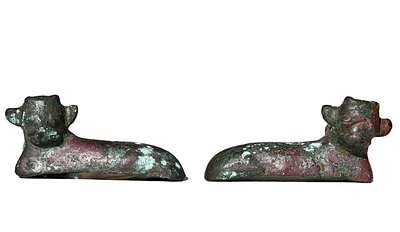 תקופת הברזל, בסביבות מאה ה־8 לפנה״ס. זוג שוורים מברונזה (ידיות). גודל: 60 מ"מ. תיאור טיפוס הפריט :