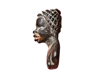 דיוקן רומי מאבן שחורה של גבר אפריקאי (אתיופי), המאות ה־1–3 לספירה. גודל 30 מ"מ. תיאור טיפוס הפריט :