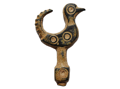 תרנגול ברונזה ביזנטי / ראשית ימי הביניים – מחצית השניה של האלף הראשון לספירה. גודל 31 מ"מ. תיאור 