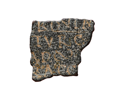 חלק של דיפלומה צבאית מברונזה של חייל רומי, מאות 1-3 לספירה. גודל 18 מ"מ. תיאור טיפוס הפריט :