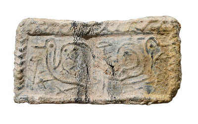 לוח עופרת עם ציפורים מתקופה ביזנטית קדומה, מאות 4-7 לספירה. גודל 49 מ"מ. תיאור טיפוס הפריט :