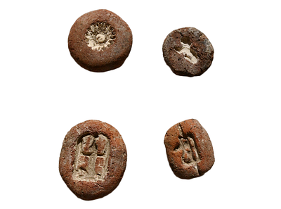 קבוצה של 4 תבניות חרס מתקופה ברונזה המאוחרת, בסביבות מאה 14 לפני הספירה (תקופת אל-עמארנה). גודל 